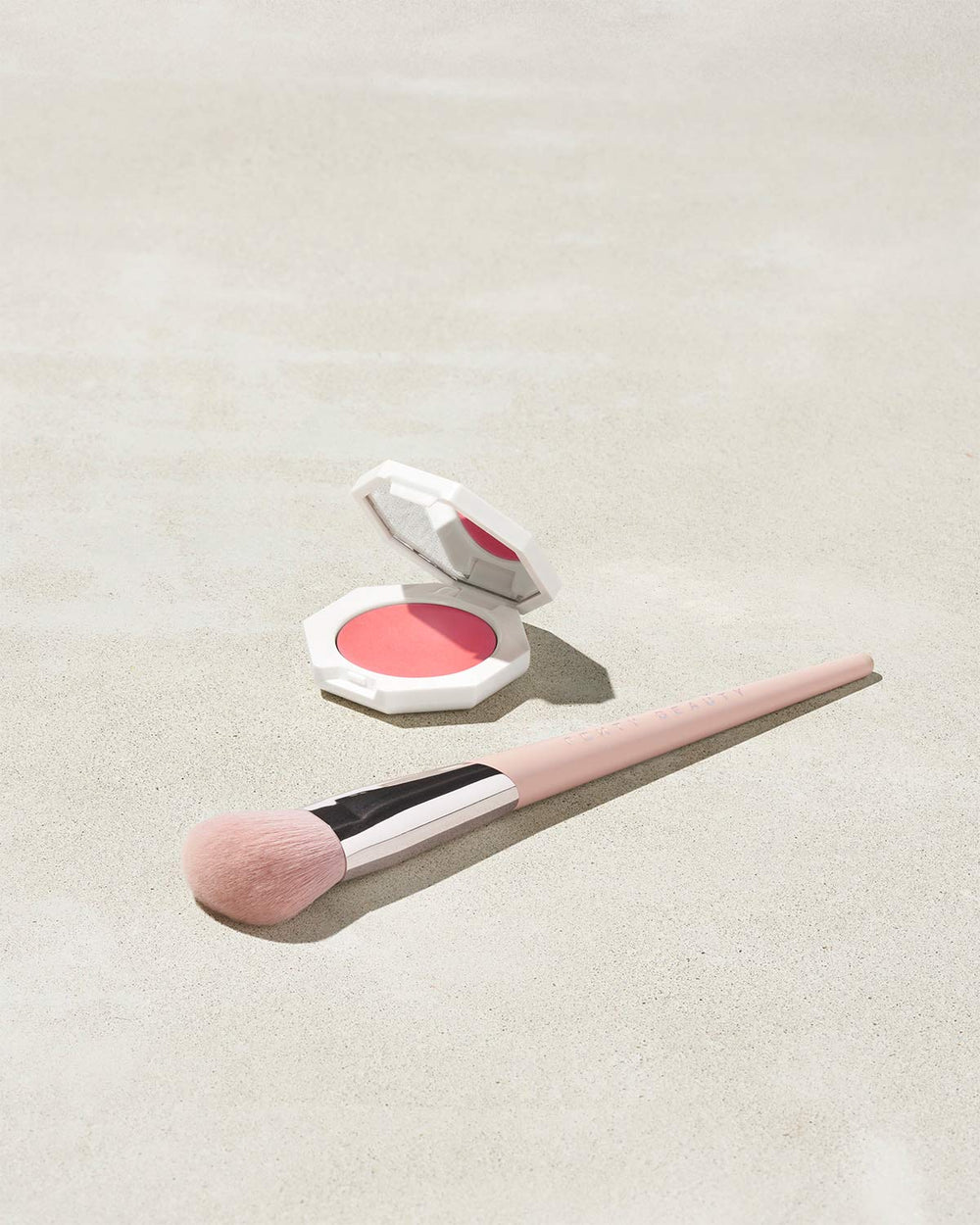 Румяна Fenty Beauty Cheeks Out Freestyle Cream Blush, оттенок PETAL POPPIN