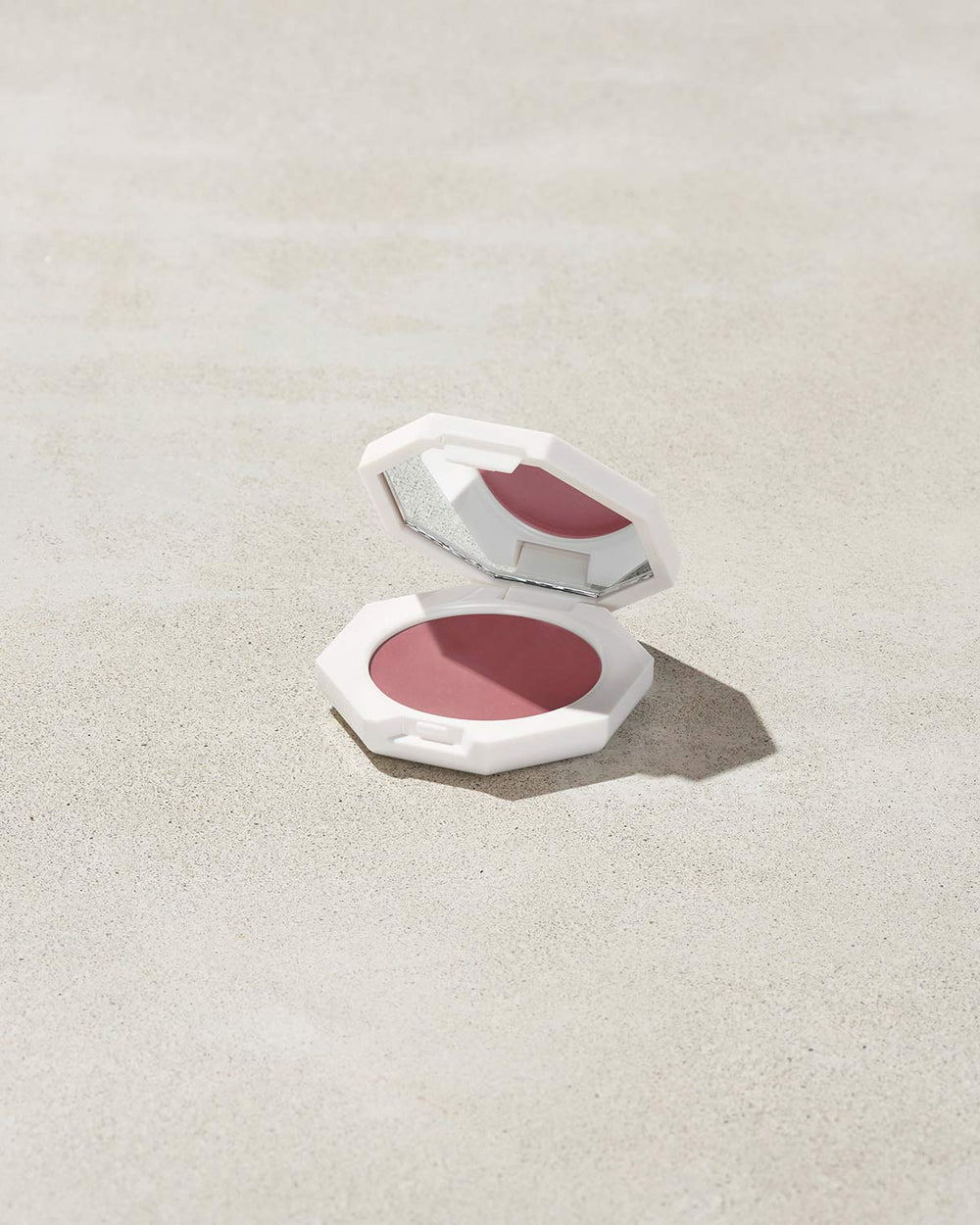 Румяна Fenty Beauty Cheeks Out Freestyle Cream Blush, оттенок COOL BERRY