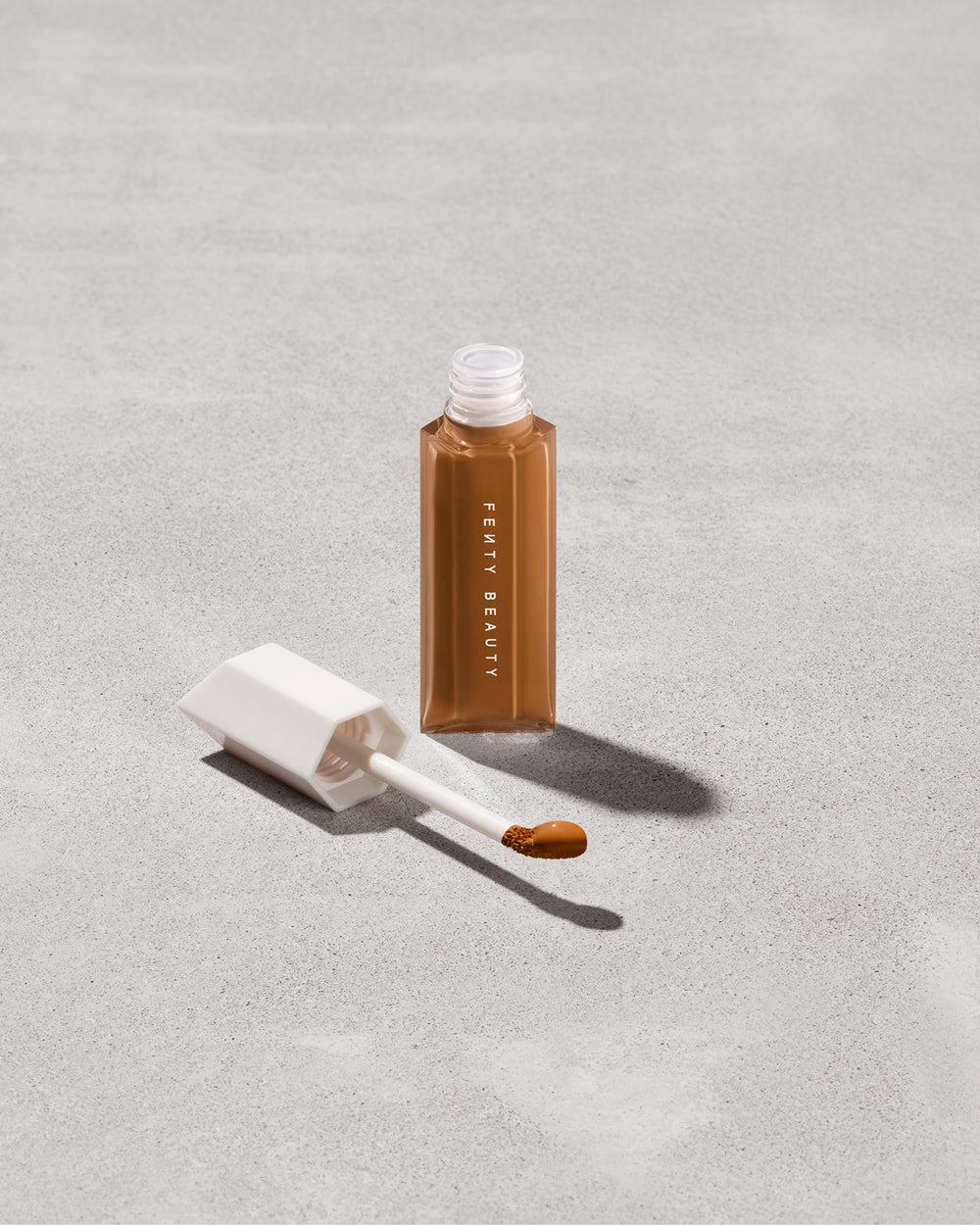 Консилер Fenty Beauty We're Even Hydrating Longwear Concealer, оттенок 440W